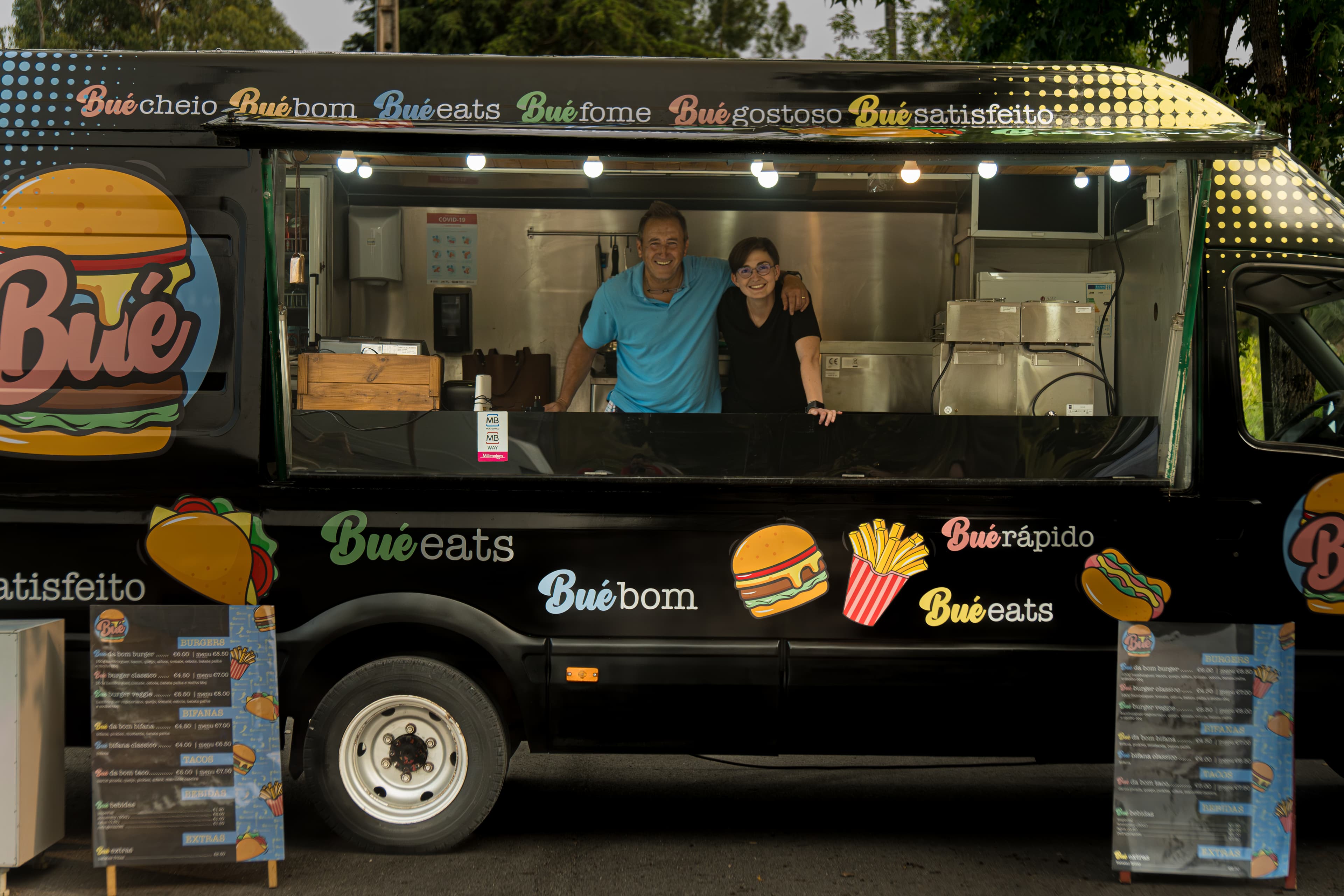Bué food truck — finished wrap on the road